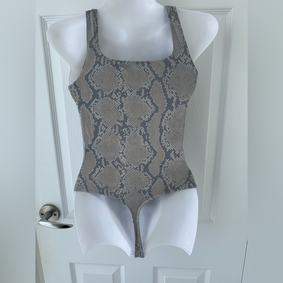 Aritzia Babaton Light Snakeskin Print Python Contour Bodysuit Size Small - Picture 2 of 6
